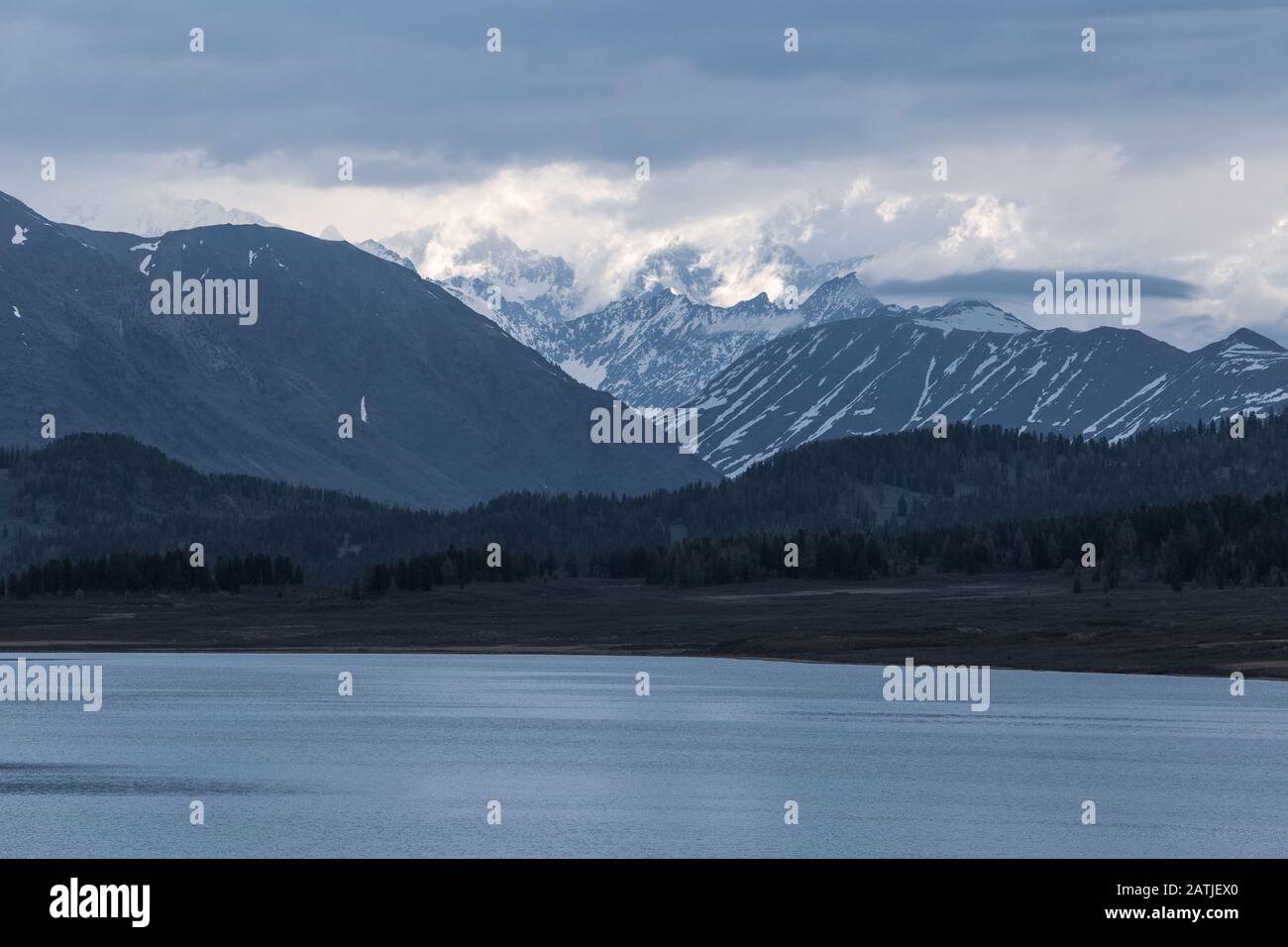 Montagne di neve di Belukha e lago di Yazovoe bello paesaggio del Kazakistan Foto Stock