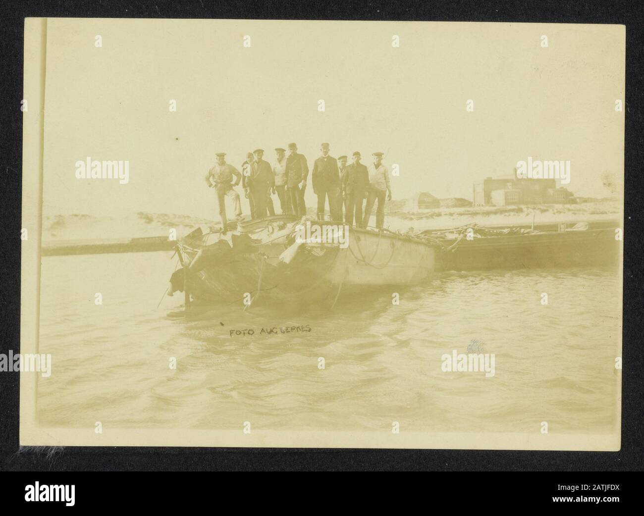 Descrizione: Gruppo di uomini su una nave la cui poppa è stata distrutta Data: {1914-1918} Parole Chiave: Cittadini, prima guerra mondiale, navi, distruzione Foto Stock
