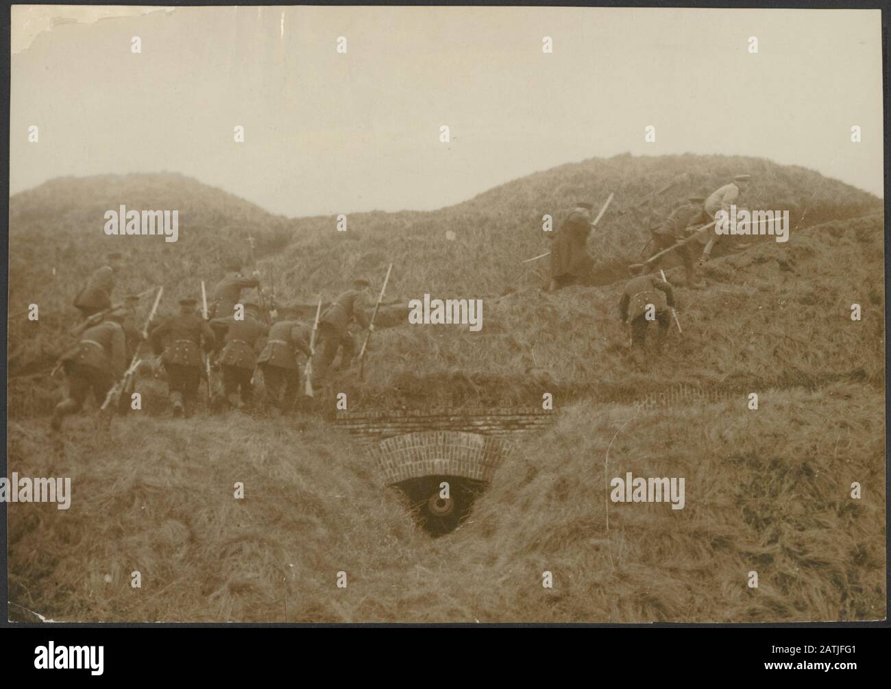 Descrizione: Braccio di fanteria di gruppo in zona montagnosa. Data: {1914-1918} Parole Chiave: Montagne, Prima guerra mondiale, soldati Foto Stock