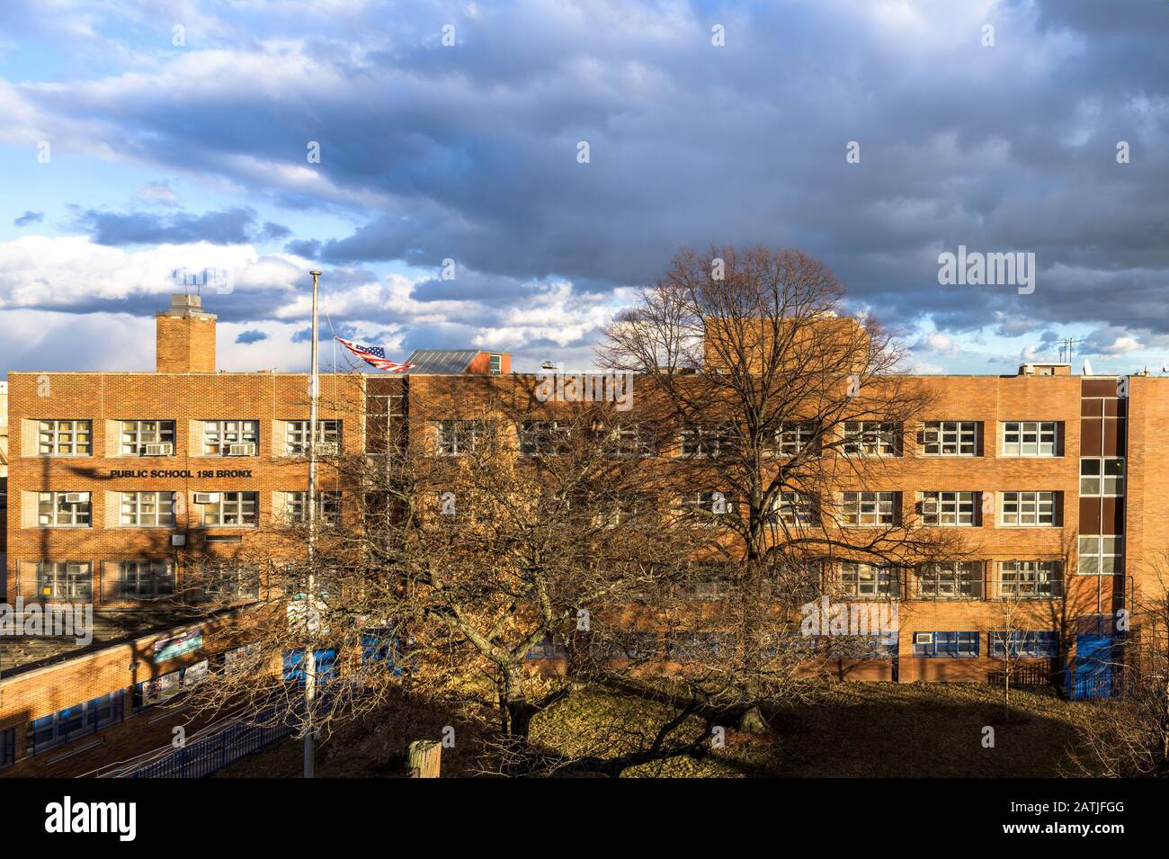 Bronx, NY/USA - 01/16/2020: Edificio scolastico pubblico di New York sotto un cielo pieno di nuvole Foto Stock