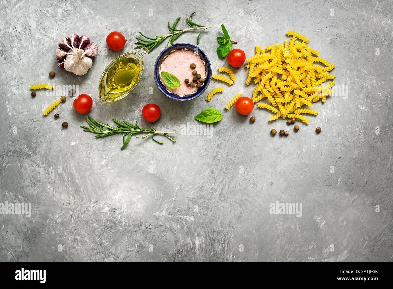 Ingredienti Per Cucinare La Pasta Con Salsa Di Pomodoro Fusilli Pomodori Basilico Olio D Oliva Sale Rosa Pepe Rosmarino E Aglio Su Un Dorso Grigio Di Cemento Foto Stock Alamy