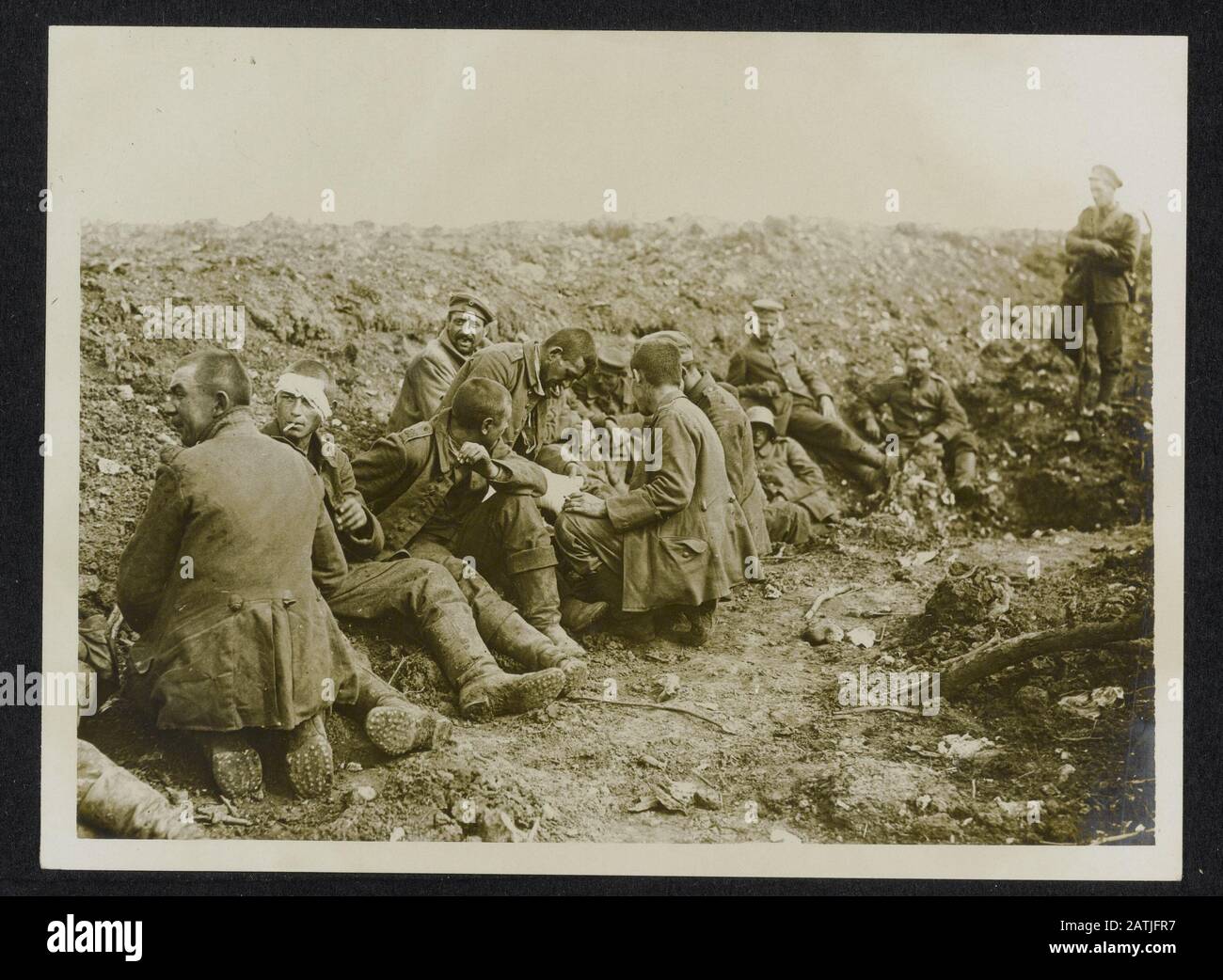 Foto ufficiali canadesi Descrizione: Prigionieri tedeschi catturati dai canadesi a Courcelette Annotazione: Foto ufficiali della guerra canadese. Prigionieri tedeschi di canadesi a Courcelette Data: 15 settembre 1916 luogo: Courcelette, Francia Parole Chiave: WWI, fronti, prigioniero di guerra Foto Stock