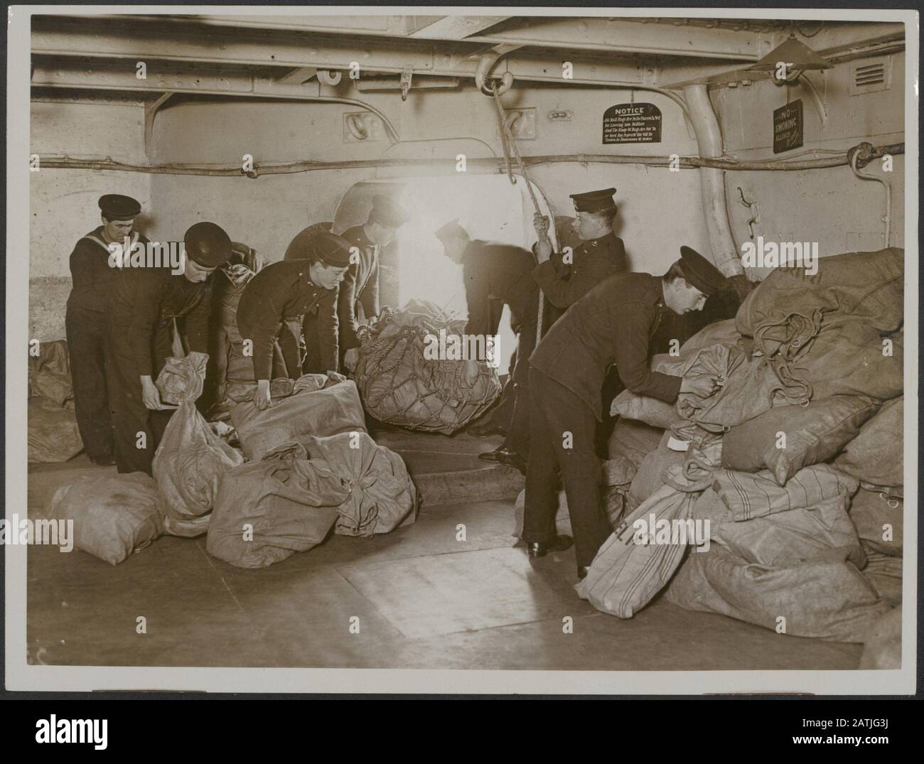 Con la marina britannica in tempo di guerra Descrizione: Come La flotta Riceve le sue mail. Scarico dei sacchetti da Imperieuse in drifters per la distribuzione tra il Fleet Annotation: The British Navy in warttime. Come la flotta riceve la posta. Sovraffollamento dei sacchetti di posta di Imperieuse in drifters per la distribuzione attraverso la flotta Data: {1914-1918} Parole Chiave: Drifters, prima guerra mondiale, marinai, borse di posta battleships Nome: Imperieuse Foto Stock