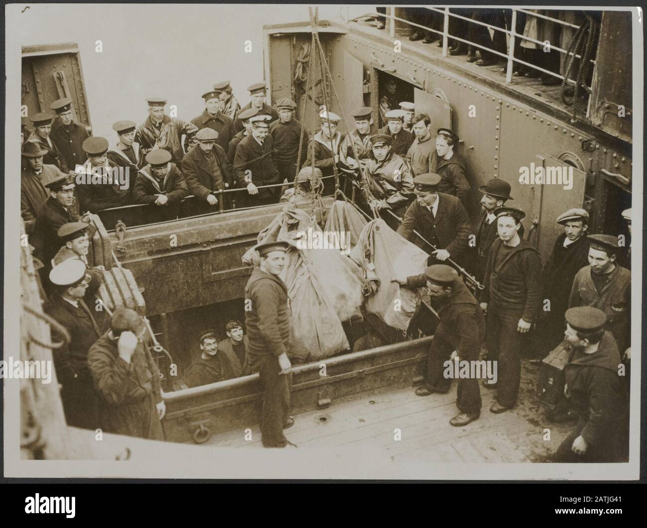 Con la marina britannica in tempo di guerra Descrizione: Come La flotta Riceve le sue mail. Mail in arrivo a Imperieuse da casa Annotazione: La British Navy in tempo di guerra. Come Fleet sta ricevendo posta. Stazione casa arriva all'Imperieuse Data: {1914-1918} Parole Chiave: Cittadini, prima guerra mondiale, marina, marinai, navi postali Persona Nome: Imperieuse Foto Stock