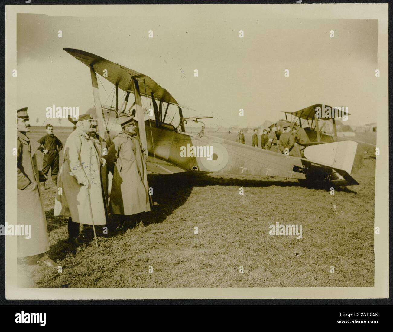Il fronte occidentale Descrizione: H.M. il Re del Montenegro guarda un aereo lotta Annotazione: Il fronte occidentale. Sua Maestà Re Nikola del Montenegro guardando un dogfight Data: {1914-1918} Parole Chiave: WWI, fronti, battaglie aeree, dinastie Nome Persona: Nikola Foto Stock
