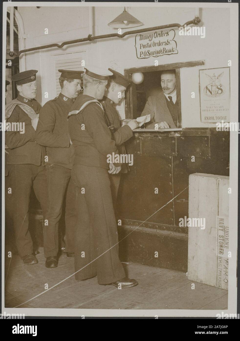 Con la marina britannica in tempo di guerra Descrizione: Come La flotta Riceve le sue mail. Un ufficio postale a Imperieuse. I certificati di salvataggio della guerra sono venduti e tutti i soliti affari post-Office transazionale Annotazione: La British Navy in tempo di guerra. La flotta sarà la direzione: Un ufficio postale sull'Imperieuse. I buoni per i bond bellici sono venduti e tutte le normali operazioni post-Office sono effettuate Data: {1914-1918} Parole Chiave: Prima guerra mondiale, obbligazioni belliche, uffici postali, corazzate Persona Nome: Imperieuse Foto Stock