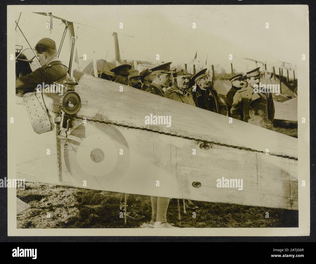 Il fronte occidentale Descrizione: H.M il Re del Montenegro guarda un aereo lotta Annotazione: Il fronte occidentale. Re Nicolas i del Montenegro guardando un dogfight Data: {1914-1918} Parole Chiave: WWI, fronti, battaglie aeree, dinastie Nome Di Persona: Nicholas i, re del Montenegro Foto Stock