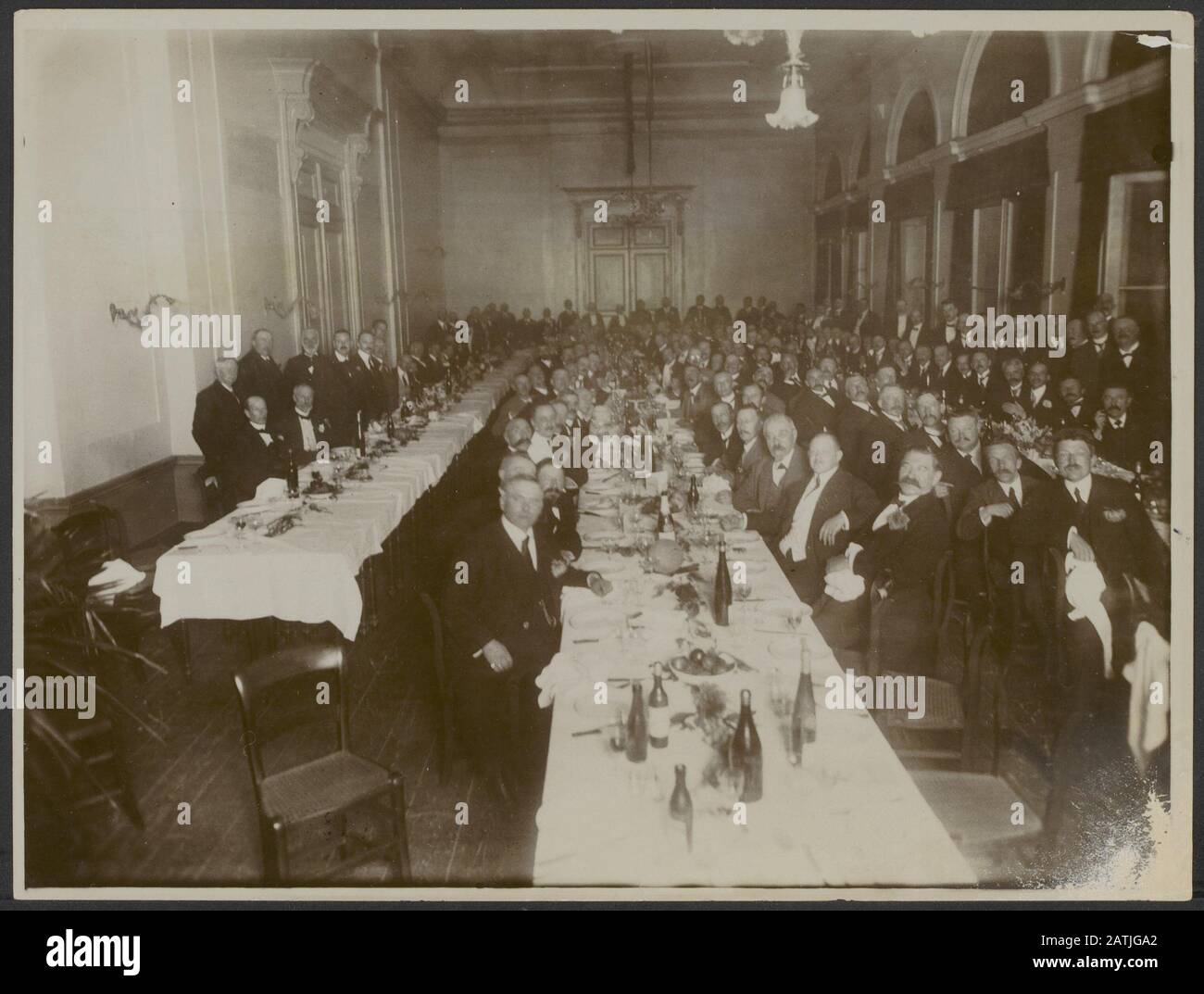 Descrizione: Il Congresso del titolo di classe media si è tenuto a Groningen il 5 e 6 settembre [19 ..] tenuto conto. La cena dei membri del Congresso. Data: {1914-1918} luogo: Groningen, Paesi Bassi Parole Chiave: Congressi, prima guerra mondiale, centro, città Foto Stock
