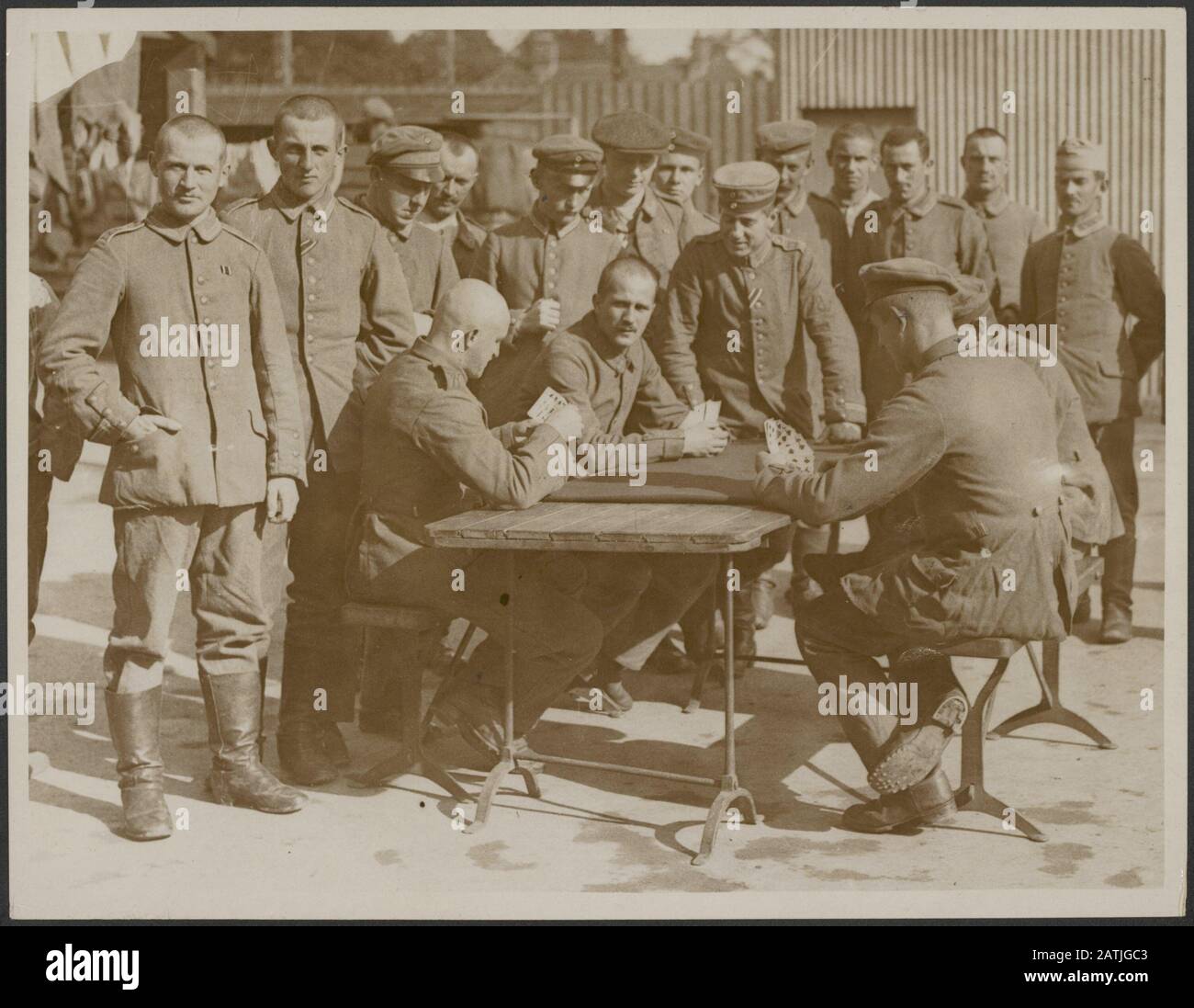 Prigionieri tedeschi a Southampton Descrizione: Interessanti scene scattate all'arrivo Dei Prigionieri tedeschi a Southampton prima di essere mandati via nei vari campi di detenzione. Nota: Prigioniero di guerra tedesco a Southimpton. Scene interessanti all'arrivo del prigioniero di guerra tedesco a Southampton prima che siano inviati ai campi. Data: {1914-1918} luogo: Regno Unito, Southampton Parole Chiave: WWI, porti, prigioniero Foto Stock