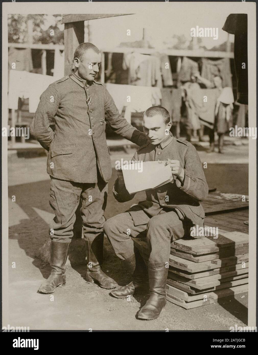 Prigionieri tedeschi a Southampton Descrizione: Interessanti scene scattate all'arrivo Dei Prigionieri tedeschi a Southampton prima di essere mandati via nei vari campi di detenzione. Nota: Prigioniero di guerra tedesco a Southimpton. Scene interessanti all'arrivo del prigioniero di guerra tedesco a Southampton prima che siano inviati ai campi. Data: {1914-1918} luogo: Regno Unito, Southampton Parole Chiave: WWI, porti, prigioniero Foto Stock