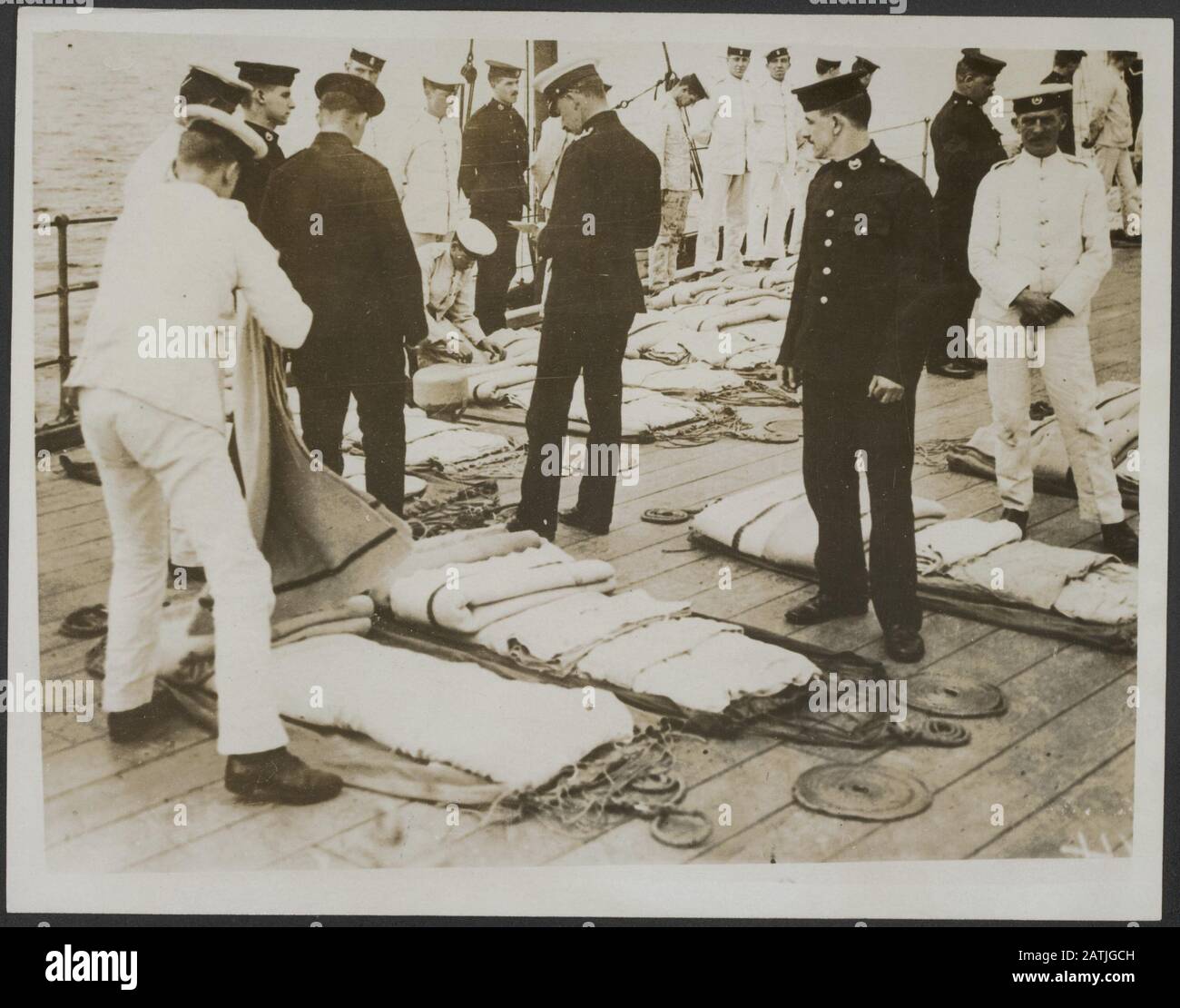 Fotografie navali ufficiali Descrizione: Ispezione del letto sul terrazzo Annotazione: Foto ufficiali della marina. Bed Inspection on the quarterdeck Data: {1914-1918} Parole Chiave: Bedinspecties, equipaggi, prima guerra mondiale, navi da guerra Foto Stock