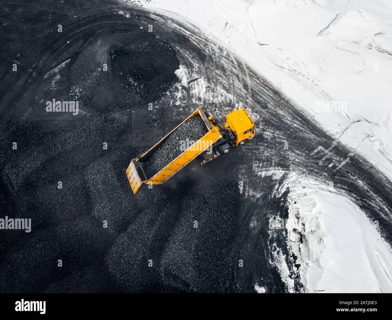 Miniera a cielo aperto neve invernale, industria estrattiva per carbone, aereo drone vista dall'alto Foto Stock