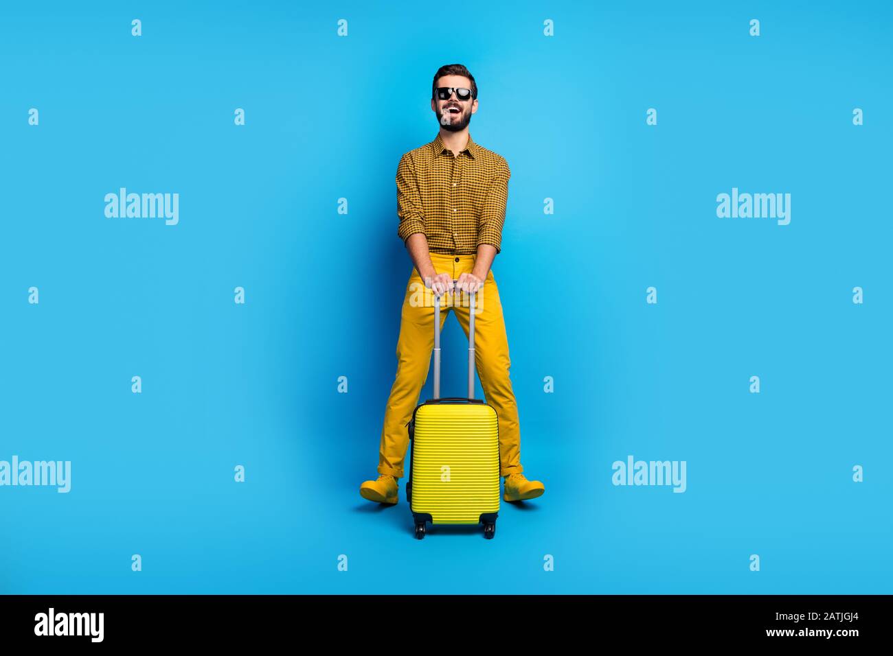 Full length foto eccitato uomo bearded tenere portare il suo bagaglio a mano godere di aria check in turismo verifica indossare abiti a scacchi calzature luminose Foto Stock