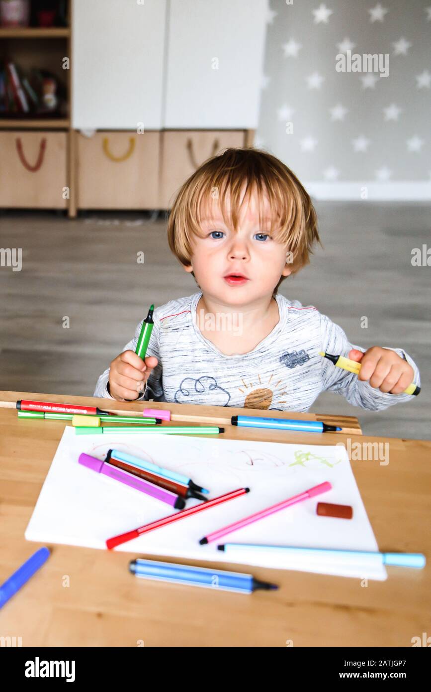 Disegno di un ragazzino con penne a punta di feltro Foto Stock