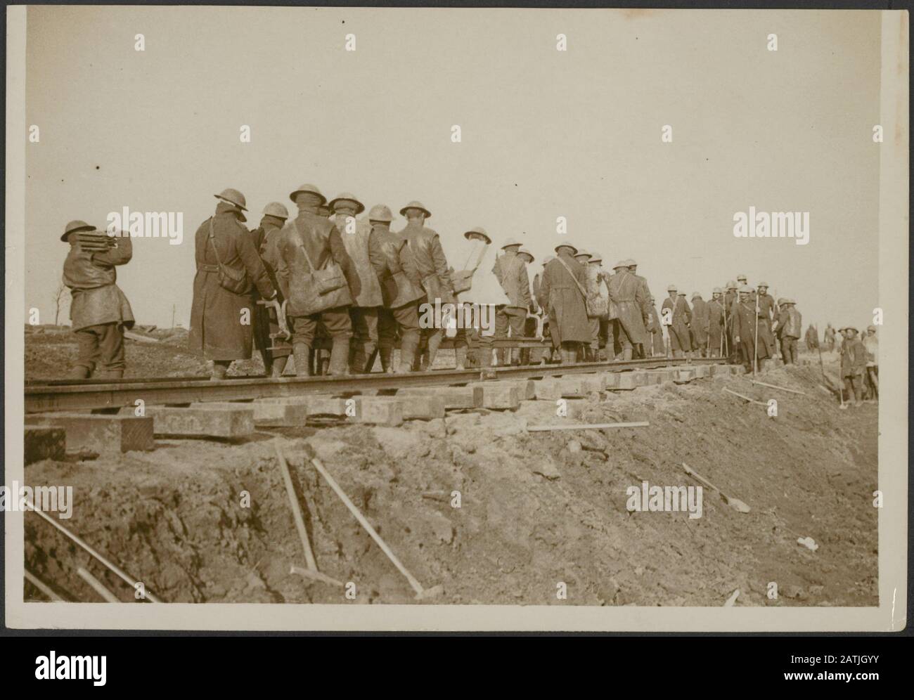 La parte anteriore in Francia Descrizione: Costruzione della ferrovia su un nuovo terreno di presa Annotazione: La parte anteriore in Francia. La costruzione di una ferrovia sulla terra appena conquistata Data: {1914-1918} luogo: Francia Parole Chiave: Prima guerra mondiale, fronti, soldati, ferrovia Foto Stock