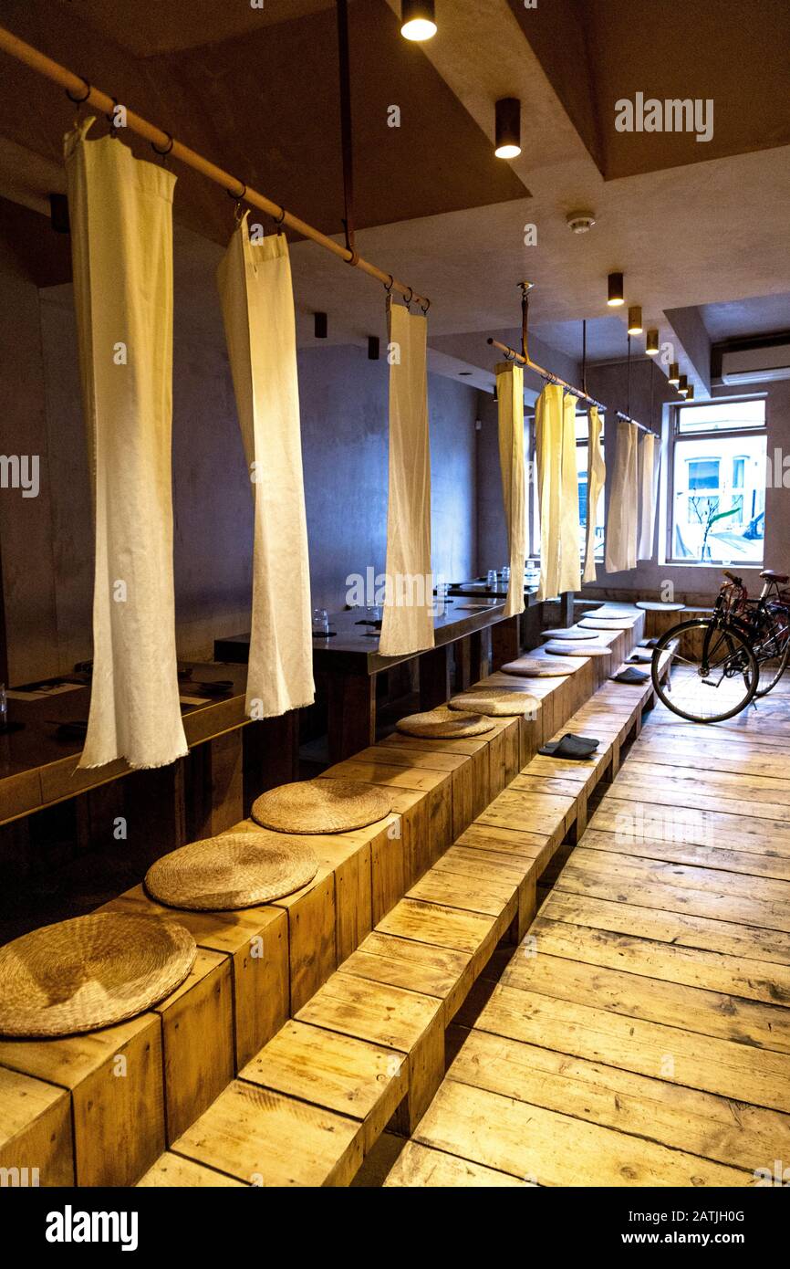 Interno del ristorante giapponese Uchi Hackney, Londra, Regno Unito Foto Stock