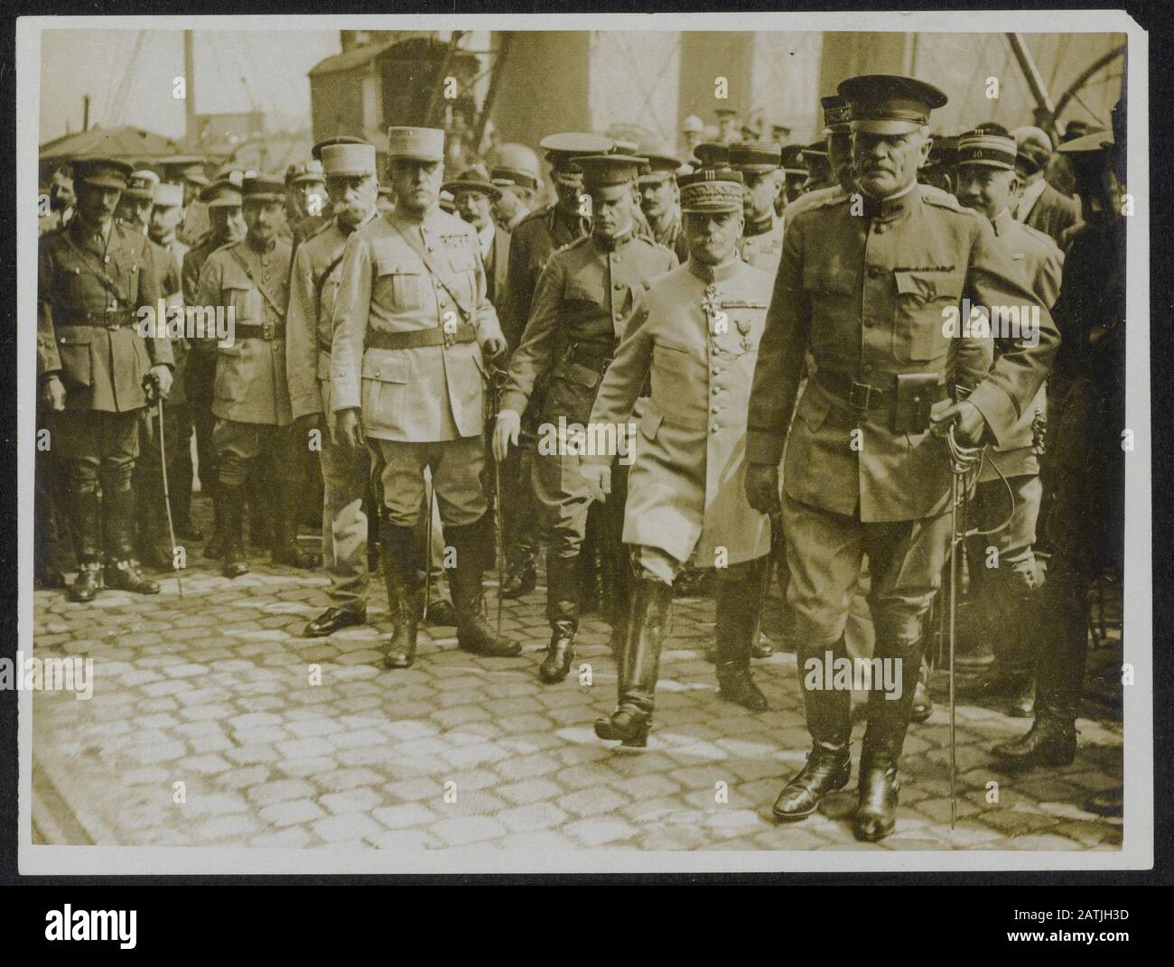 The British Western Front In France Descrizione: Gene Lt. Pershing (Capo della forza Expeditionaria americana) atterrando fuori dalla barca in Francia Annotazione: Fronte occidentale britannico in Francia. Il generale John J. Pershing [1860-1948], comandante delle forze Ansen d'America, lasciando la barca in Francia Data: 1917-06-13 Località: Francia Parole Chiave: Barche, prima guerra mondiale, forze di spedizione, fronti, comandanti dell'esercito Nome: Pershing John J. Foto Stock