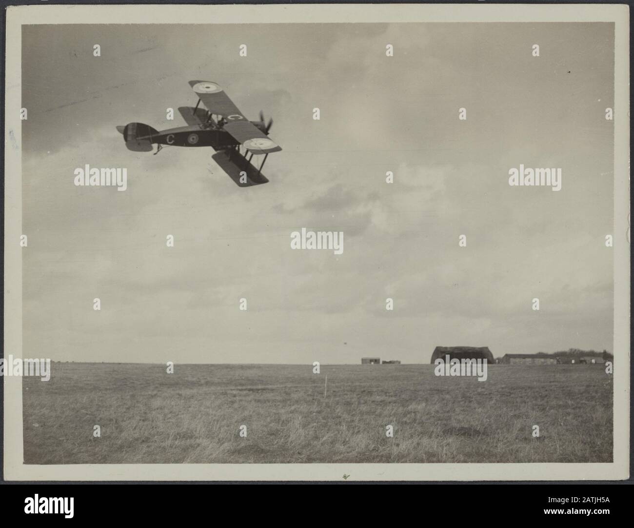Fotografia ufficiale del fronte occidentale britannico in Francia - opera della Royal Air Force durante l'offensiva tedesca descrizione: Aerei da combattimento a partire per incontrare aerei nemici Annotazione: British Western Front in Fance - il lavoro della Royal Air Force durante l'offensiva tedesca. Aerei da combattimento decollare per vedere aerei nemici Data: {1914-1918} Località: Francia Parole Chiave: WWI, fronti, aerei da guerra, forze aeree Foto Stock