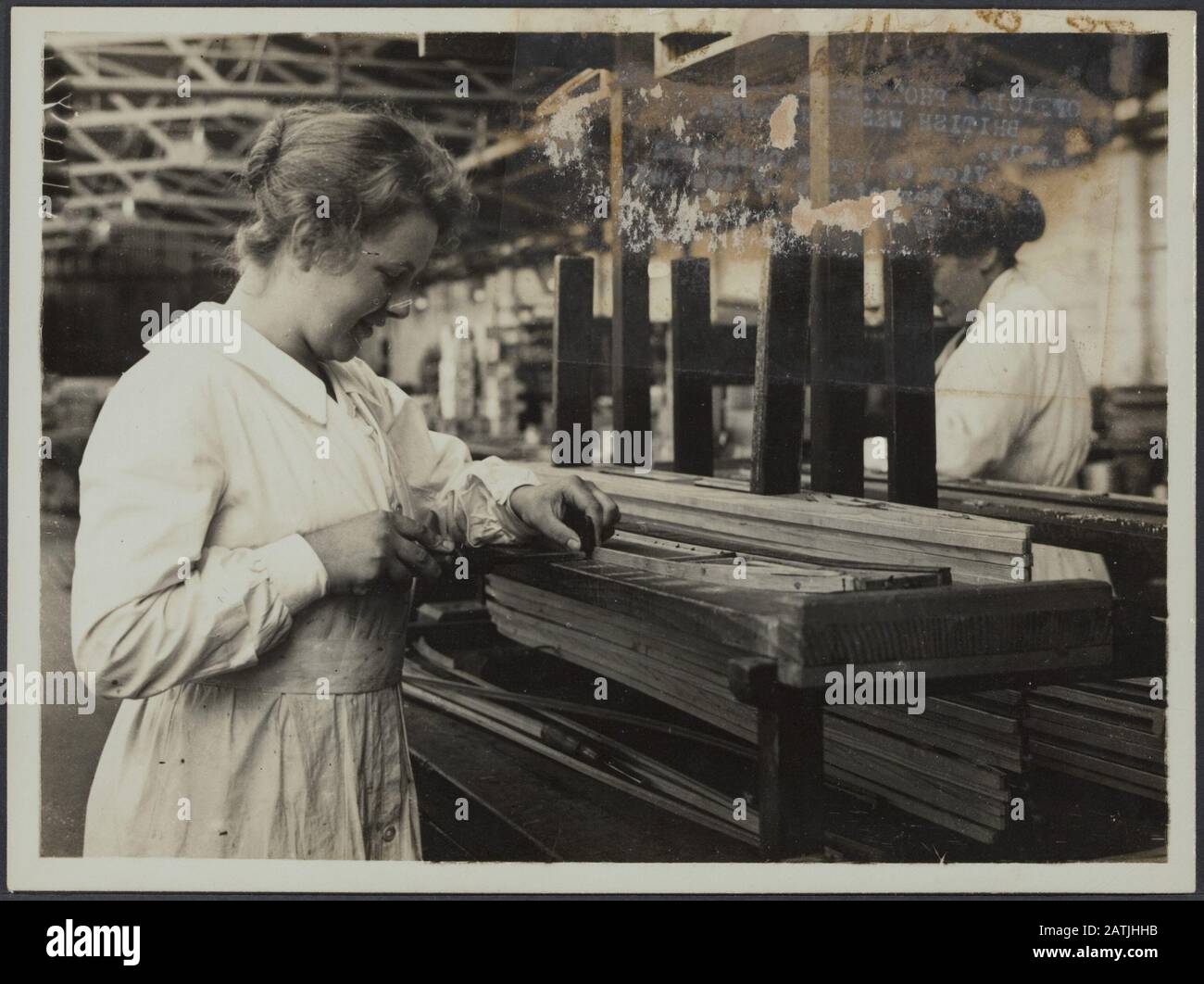 Womens Work Descrizione: Fabbrica di aeroplani vicino Birmingham. Aerei britannici donne lavoratori nelle Midlands. Pin tondi, Struts intermedi Annotazione: Aircraft Factory a Birmingham. Lavoratrici britanniche nelle Midlands. Fori di ancoraggio in Struts Data: {1914-1918} Località: Birmingham, Regno Unito Parole Chiave: WWI, fabbriche di aerei, lavoro femminile Foto Stock