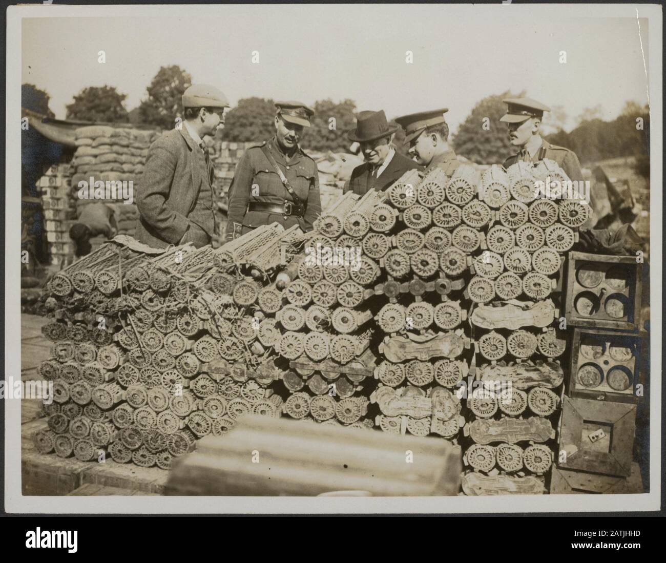 La descrizione del fronte occidentale: Sig. Asquith guardando le munizioni tedesche catturate Annotazione: Il fronte occidentale. Herbert Henry Asquith visione catturato tedesco munizioni Data: {1914-1918} Parole Chiave: WWI, fronti, militare, munizioni, guerra booty, politici Persona Nome: Asquith, Herbert Henry Foto Stock