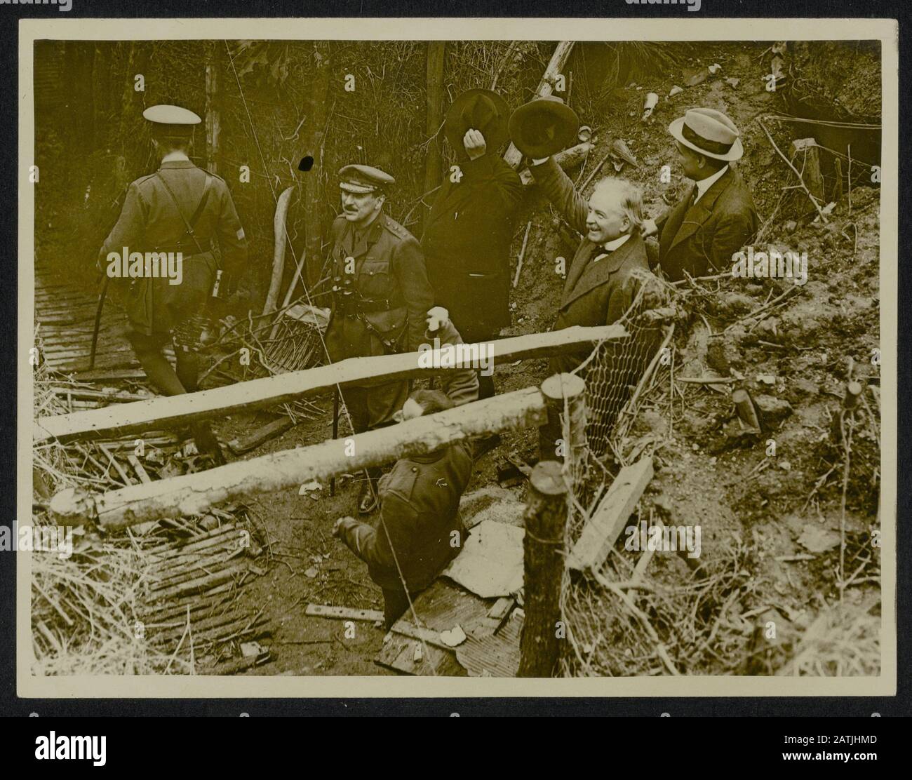 Il fronte in Francia Descrizione: Il sig. Lloyd George riconosce i gheers dalle Tommies britanniche sull'emergere da un'annotazione tedesca del dugout catturata: Il fronte in Francia. David Lloyd George reageeert approvingly sugli impegni dei soldati britannici che lasciano un rifugio tedesco catturato Data: {1914-1918} luogo: Francia Parole Chiave: WWI, fronti, soldati, politici, rifugi Nome Persona: Lloyd George, David Foto Stock