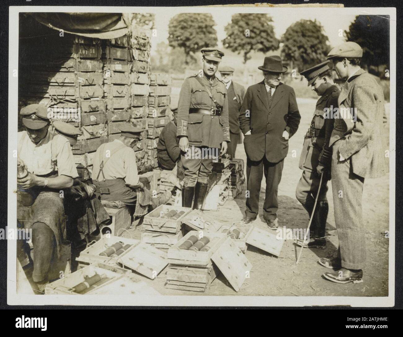 Descrizione del fronte occidentale: Sig. Asquith guardando gli uomini al lavoro sui fusibili Annotation: The Western Front. Il primo ministro britannico Herbert Asquith (1852-1928) guarda quando visita una fabbrica di munizioni che produce detonatori Data: {1914-1918} Parole Chiave: WWI, fronti, fabbriche di munizioni, governi Nome Persona: Asquith, Herbert Foto Stock