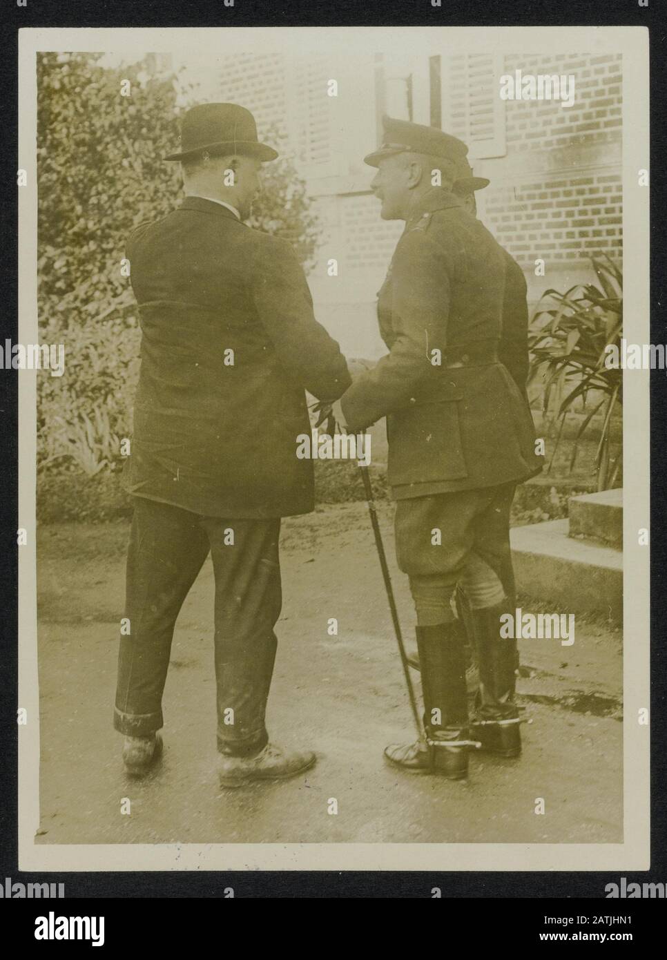 Descrizione Del Fronte Occidentale: Il Sig. Massey E Il Comandante In Capo [Sir Douglas Haig] Annotazione: Il Fronte Occidentale. Visita del Sig. Massey [William Ferguson Massey, primo Ministro della Nuova Zelanda] il comandante Data: {1914-1918} Parole Chiave: WWI, fronti, ufficiali, governi Persona Nome: Haig, Douglas Massey, William Ferguson Foto Stock