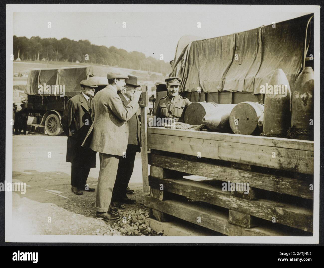 The Western Front Description: MR. Asquith guardando alcuni grandi howitzer shell Annotazione: Il fronte occidentale. Il primo ministro britannico Herbert Asquith (1852-1928) esamina alcune grandi conchiglie howitzer Data: {1914-1918} Parole Chiave: WWI, fronti, granate, fabbriche di munizioni, governi Nome Persona: Asquith, Herbert Foto Stock