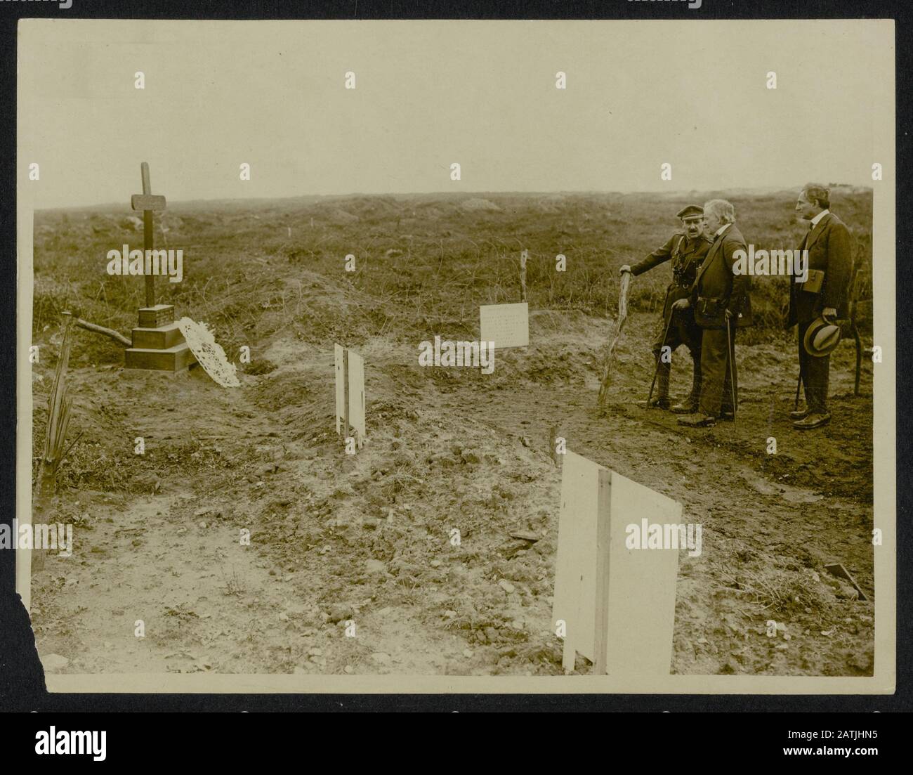 Il fronte in Francia Descrizione: Lloyd George e Signore Lettura alle tombe di alcuni dei nostri eroi Annotazione: Il fronte in Francia. Lloyd George e Lord Reading Visita le tombe di alcuni dei nostri eroi Data: {1914-1918} luogo: Francia Parole Chiave: WWI, fronti, guerra, politici Nome Persona: Lloyd George Foto Stock