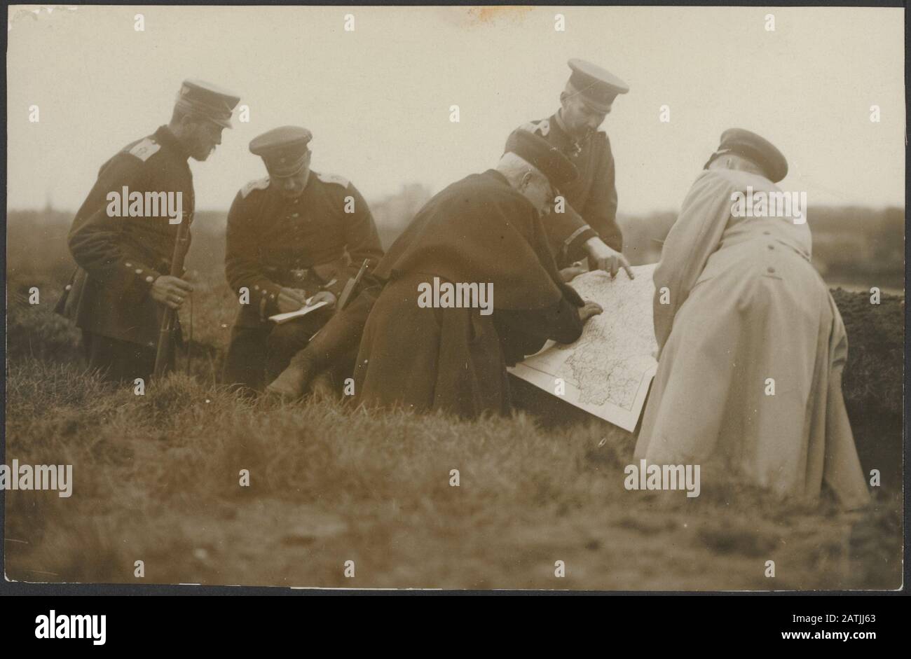 Descrizione: Ufficiali nel campo per consultare una mappa. Data: {1914-1918} Parole Chiave: WWI, mappe, ufficiali Foto Stock