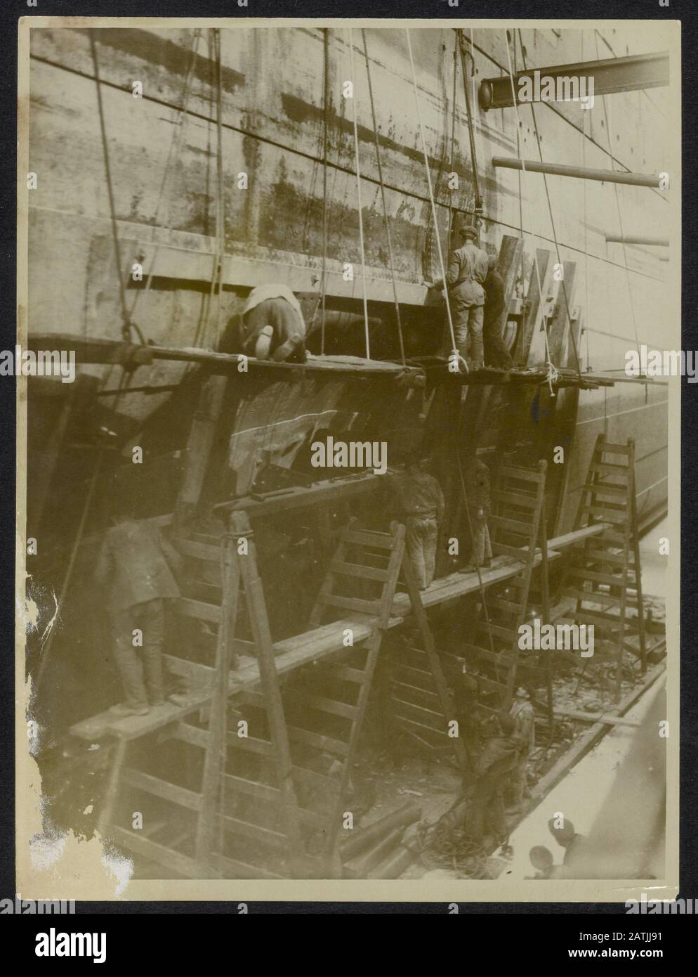 Descrizione: Manutenzione di una nave in una darsena Data: {1914-1918} Parole Chiave: Banchine, prima guerra mondiale, navi Foto Stock