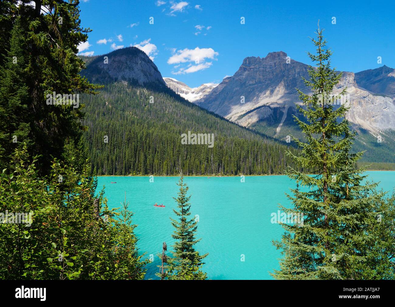 Le splendide acque turchesi del lago Moraine e le torreggianti montagne intorno ad esso fanno un ambiente perfetto per un pomeriggio in canoa. Foto Stock