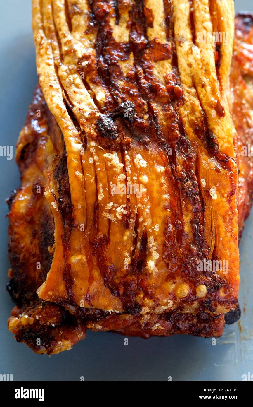 Arrosto Di Maiale Con Crepitio Della Pelle Foto Stock