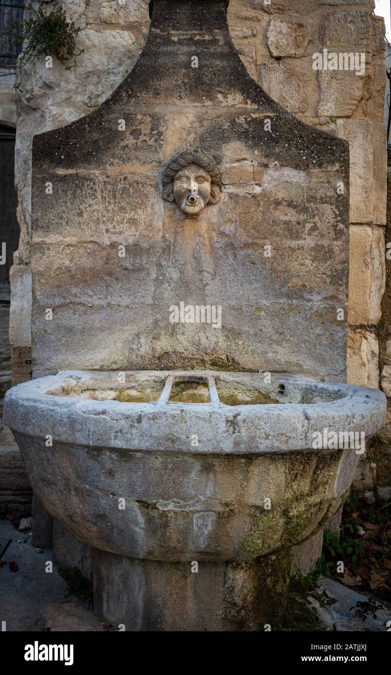 Fontana di pietra, borgo medievale di perne les fontaines provenza a sud della Francia. Foto Stock