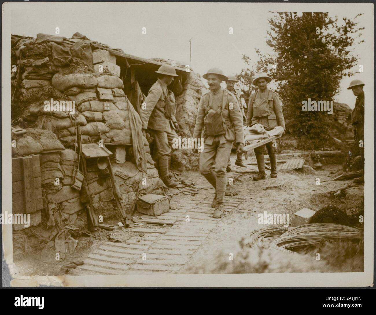 The British Western Front Description: Portoghese nelle trincee. Annotazione stazione di medicazione avanzata: Fronte occidentale britannico. Portoghese nelle trincee. Una stazione di medicazione avanzata Data: {1914-1918} Parole Chiave: WWI, fronti, soldati articoli correlati Foto Stock