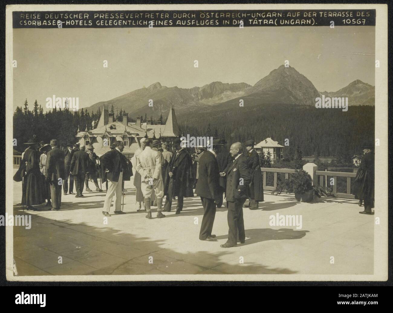 Descrizione: Reise Deutscher Press Vertrter durch Ã sterreich-Ungarn: Auf der Terrasse des Csorbasee-Hotels gelegentlich eines Ausflugs in cui TÃ¡tra (Ungarn) Annotazione: Tour rappresentanti dei media tedeschi da Austria-Ungheria, sulla terrazza del Csorbasehotel durante un viaggio ai Monti Tatra. Data: {1914-1918} luogo: Ungheria, TÃ¡tra Parole Chiave: Montagne, WWI, alberghi, stampa Foto Stock