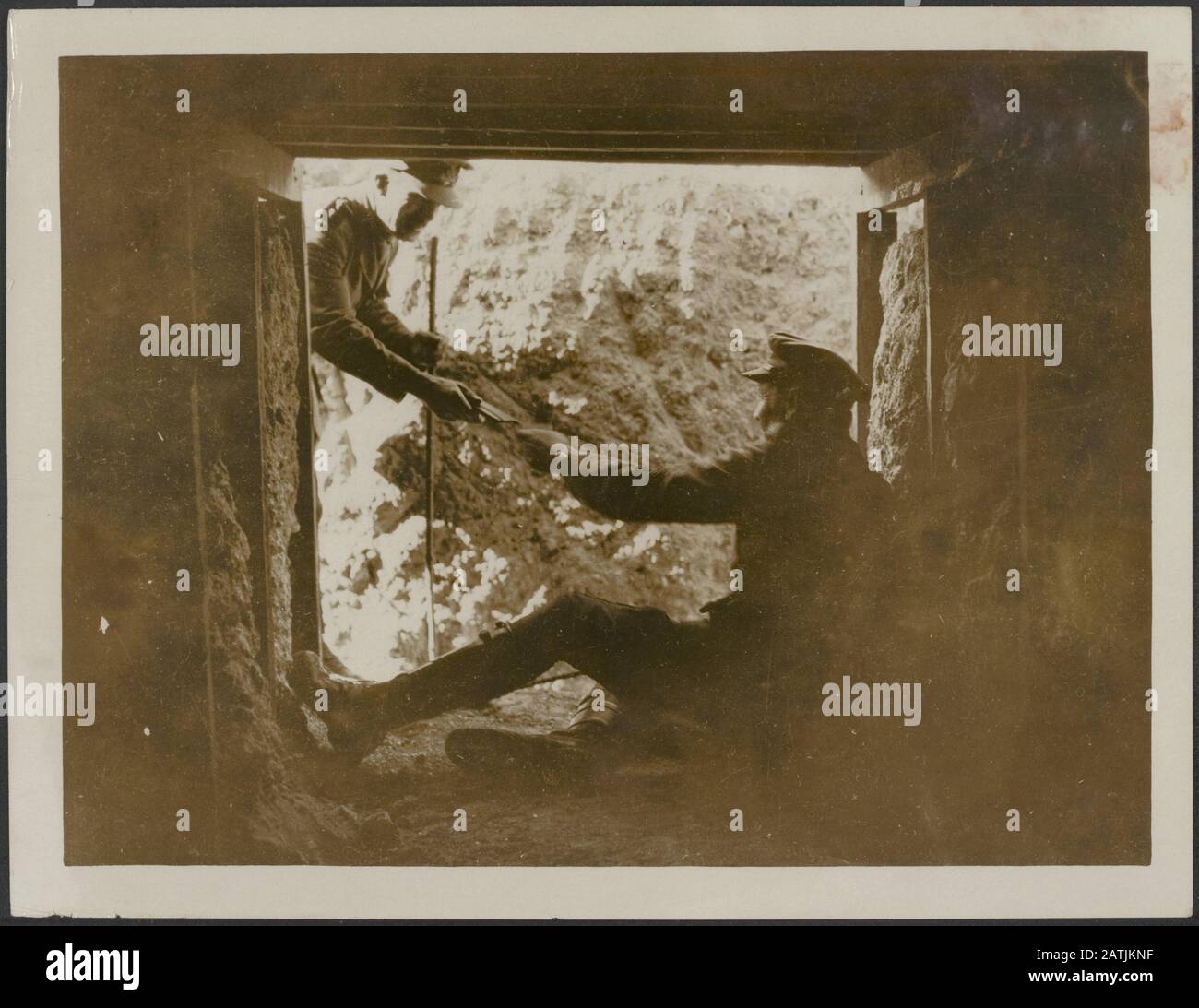 La facciata balcanica Descrizione: Sicura da gommalfire. Il dugout si apre in uno stretto trench Annotazione: Il fronte dei Balcani. Sicuro per gommalfire. Il rifugio si apre in una stretta trincea Data: {1914-1918} Località: Balcani Parole Chiave: Bombardamenti, fronti della guerra mondiale, trincee, soldati Foto Stock La facciata balcanica Descrizione: Sicura da gommalfire. Il dugout si apre in uno stretto trench Annotazione: Il fronte dei Balcani. Sicuro per gommalfire. Il rifugio si apre in una stretta trincea Data: {1914-1918} Località: Balcani Parole Chiave: Bombardamenti, fronti della guerra mondiale, trincee, soldati Foto Stock