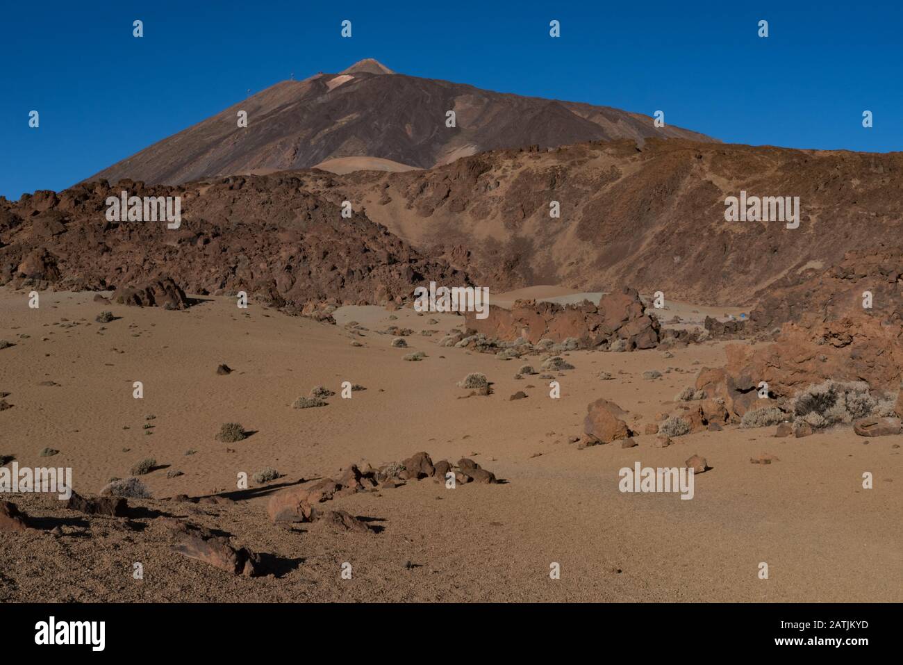 Paesaggio marziano sulle pendici orientali del Montana Blanca Mirador las Minas de San Jose con Monte Teide sullo sfondo. Parco Nazionale Del Teide, Tenerife, Foto Stock