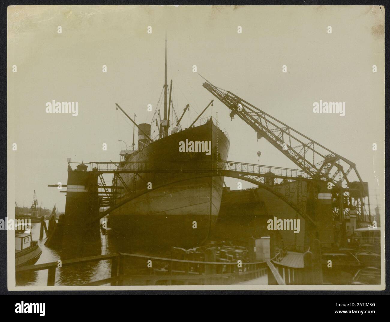 Descrizione: Nave in darry dock Data: Parole Chiave non date: Banchine, prima guerra mondiale, navi Foto Stock