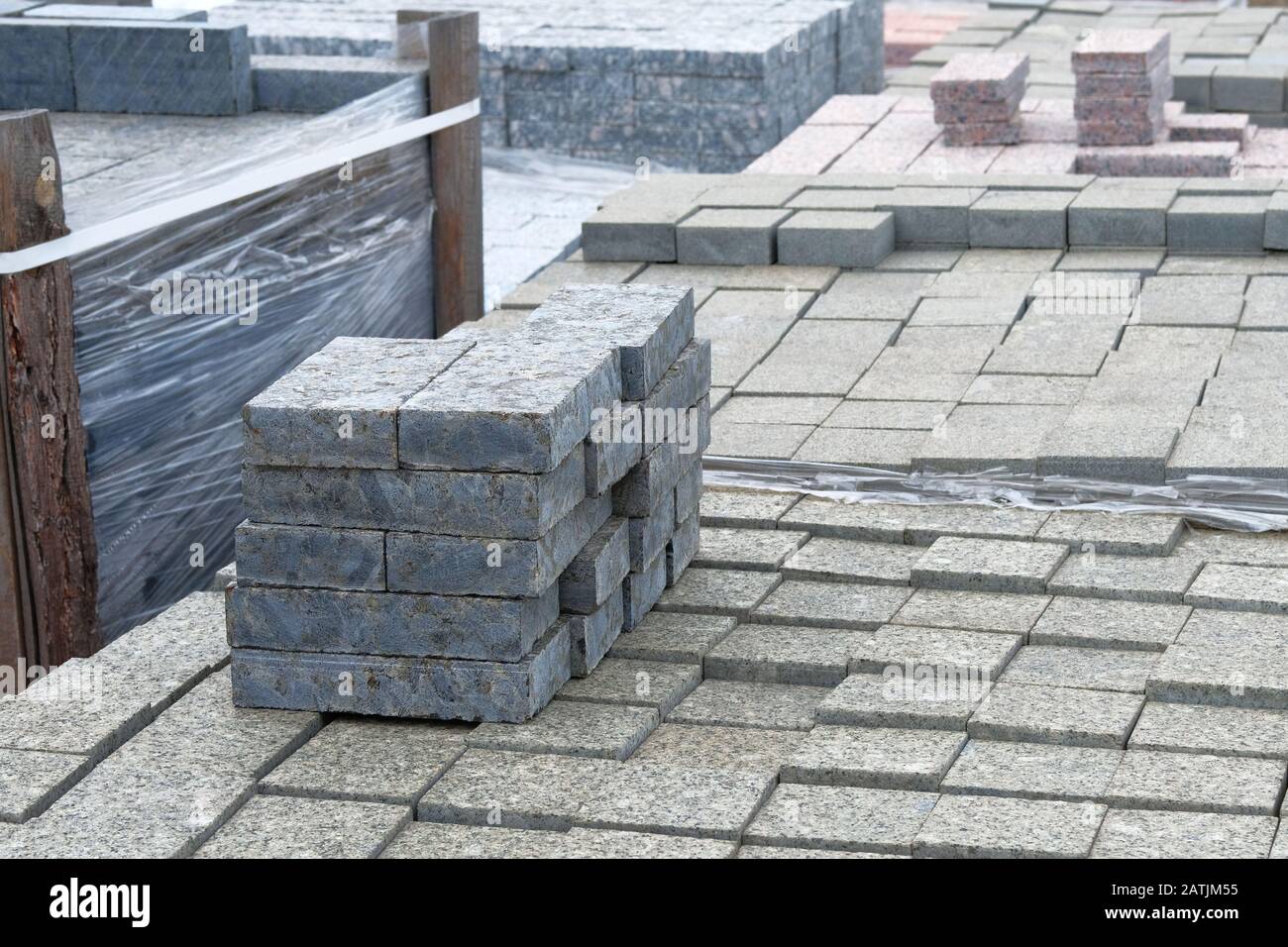 Le pietre di granito sono vendute nel negozio di costruzione. Materiali da costruzione per la decorazione e la costruzione. Materiali Da Costruzione. Primo piano. Foto Stock