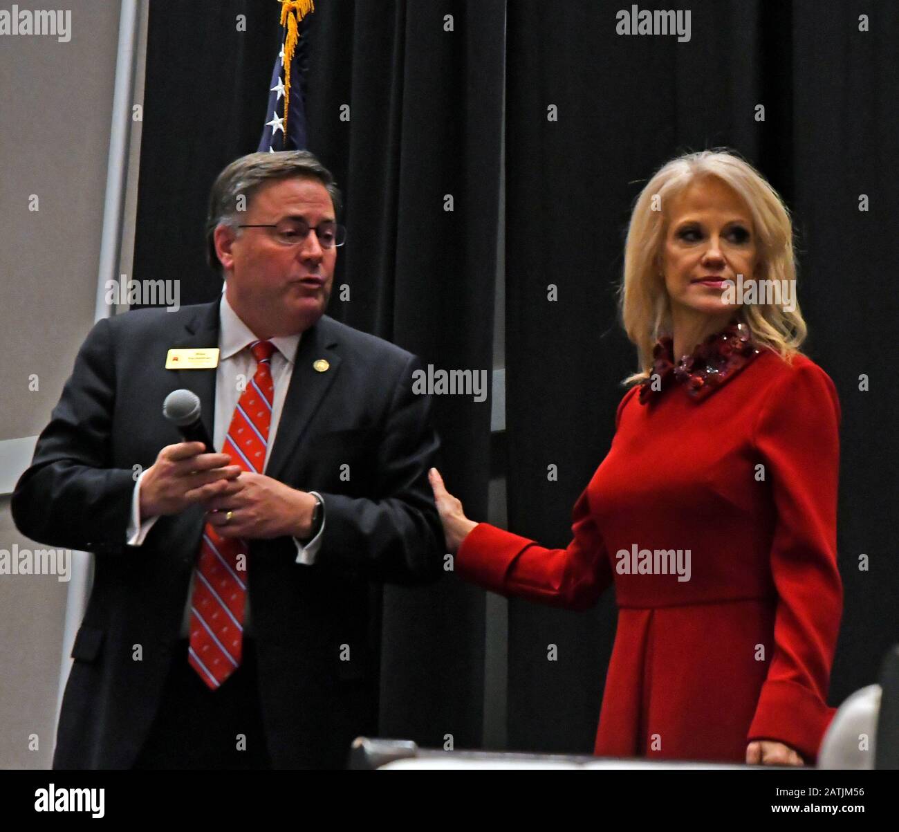 Olathe, Kansas, USA, 1 febbraio 2020 il Presidente del Partito Repubblicano del Kansas Mike Kuckleman presenta il Consigliere al Presidente Donald Trump Kellyanne Conway come ospite speciale alla Celebration of Service Dinner per il ritiro del senatore statunitense Pat Roberts Foto Stock