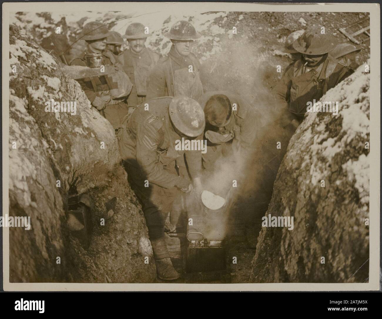 Il Fronte Occidentale Britannico. Come Tommy è alimentato Descrizione: Servire lo stufato nelle trincee. Annotazione: Il Fronte Occidentale. Cibo per i soldati inglesi. Serving di stufato nelle trincee. Data: {1914-1918} Parole Chiave: WWI, fronti, trincee, cibo Foto Stock