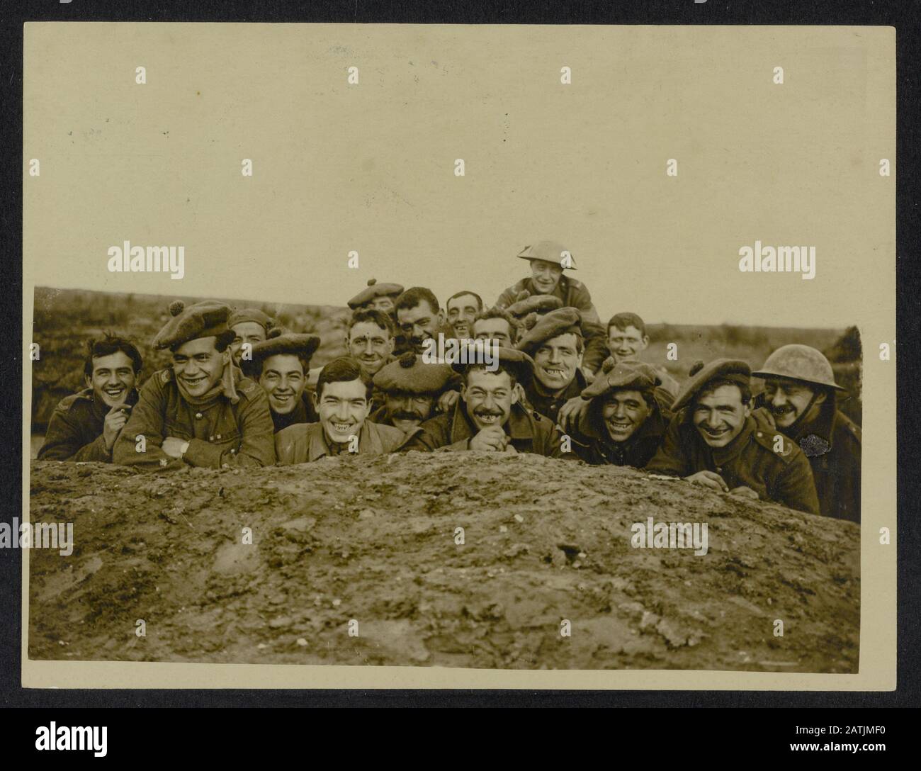 Il fronte in Francia Descrizione: Spirito delle nostre truppe! Happy Gordons in una riserva scavatrincee Annotazione: Il fronte in Francia. Il morale delle nostre truppe. Gordon Highlanders in Reserve Trench Data: {1914-1918} luogo: Francia Parole Chiave: Prima guerra mondiale, fronti, trincee, morale, soldati Foto Stock Il fronte in Francia Descrizione: Spirito delle nostre truppe! Happy Gordons in una riserva scavatrincee Annotazione: Il fronte in Francia. Il morale delle nostre truppe. Gordon Highlanders in Reserve Trench Data: {1914-1918} luogo: Francia Parole Chiave: Prima guerra mondiale, fronti, trincee, morale, soldati Foto Stock