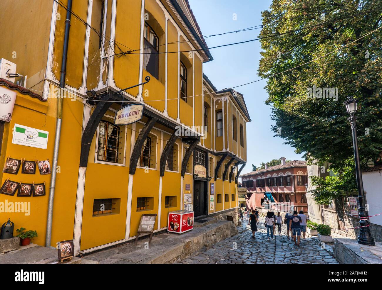 Old Plovdiv Hostel, Balabanov House Museum in lontananza, edifici storici in stile Revival nazionale bulgaro, a Plovdiv, Bulgaria Foto Stock