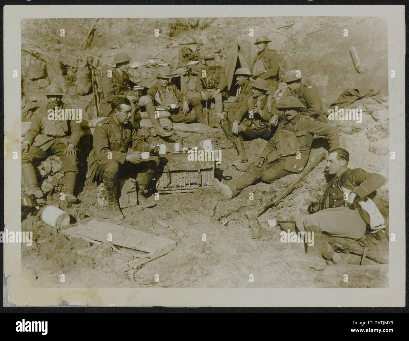 Great British Advance in the West Descrizione: Tea Time Just Behind the line Annotation: The British Advance in the West. British Soldiers tea time Behind the front Data: {1914-1918} Parole Chiave: Prima guerra mondiale, fronti, soldati, pause tè Foto Stock