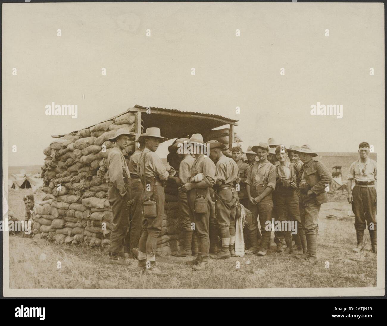 La facciata Salonica Descrizione: Un campo di sandbag forza mensa alla prima linea Annotazione: La facciata a Salonicco. Una mensa barricata sabbolata per le truppe in prima linea Data: {1914-1918} luogo: Grecia, Salonicco Parole Chiave: Barricate, prima guerra mondiale, fronti, mense, sacchi di sabbia Foto Stock