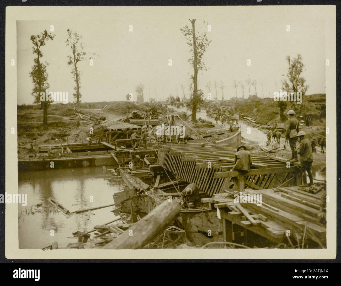 Il fronte occidentale britannico in Francia Descrizione: La battaglia delle Fiandre. Ponte lo Yser, a nord di Ypres Annotation: British Western Front. La battaglia delle Fiandre. Soldati britannici posano un ponte di pontone attraverso il ferro a nord di Ypres Data: {1914-1918} luogo: Belgio, ferro Parole Chiave: WWI, soldati, ponti pontone, fiumi Foto Stock