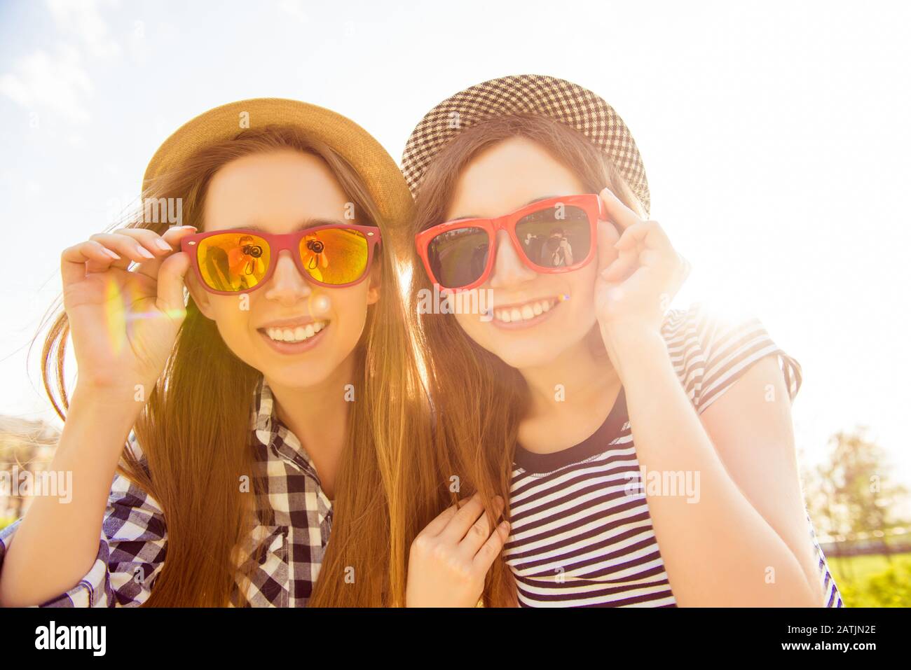 Ritratto di belle ragazze con beamings sorride indossando occhiali Foto Stock