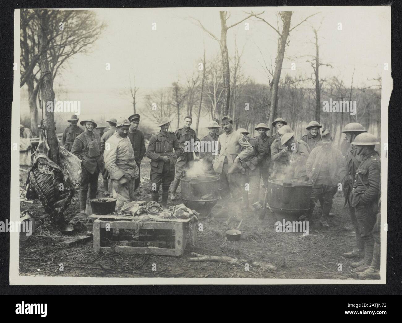 The British Western Front In France Descrizione: L'Offensiva Tedesca. Cucina britannica e francese insieme Tommies Annotazione: Fronte occidentale britannico in Francia. L'offensiva tedesca. Soldati britannici e francesi cucinano insieme Data: {1914-1918} luogo: Francia Parole Chiave: Prima guerra mondiale, fronti, soldati, cibo Foto Stock