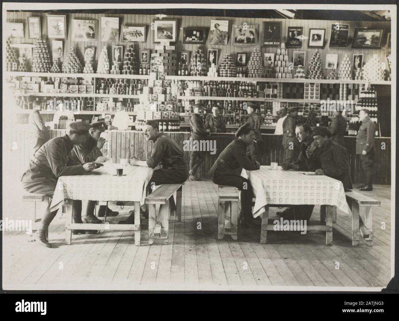The British Western Front Description: L'interno di una forza di spedizione [B.E.F.] mensa Francia Annotazione: British Western Front. Interno di una mensa della British Expeditionary Army Force in France Data: {1914-1918} luogo: Francia Parole Chiave: WWI, fronti, città, distruzione Foto Stock
